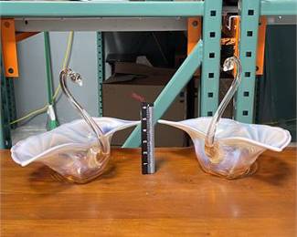 Lot 10014: Pair of Opalescent Art Glass Leaf Bowls with Handles (photo 4)