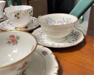 Lot 10018: English-Style Gilt Bone China Teacup & Saucer Group (photo 10)