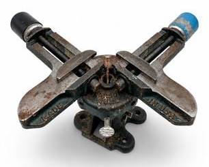 Lot 0576: American Vintage Double-Jaw Swivel Bench Vise, Cast Iron — current bid $7