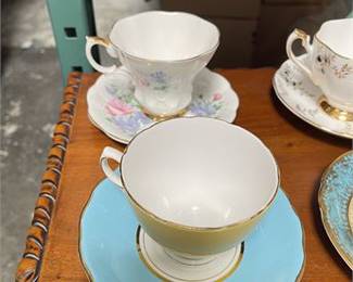 Lot 10018: English-Style Gilt Bone China Teacup & Saucer Group (photo 8)