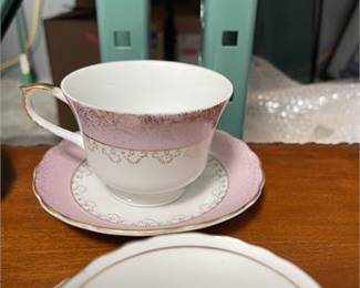 Lot 10018: English-Style Gilt Bone China Teacup & Saucer Group (photo 9)