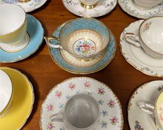 Lot 10018: English-Style Gilt Bone China Teacup & Saucer Group (photo 6)