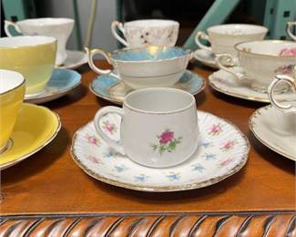 Lot 10018: English-Style Gilt Bone China Teacup & Saucer Group (photo 3)