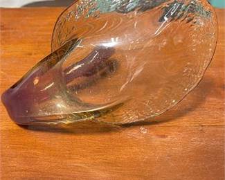 Lot 10008: Amber and Amethyst Arklahoma Art Glass Swan-Form Bowl (photo 7)