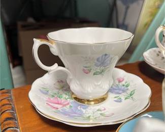 Lot 10018: English-Style Gilt Bone China Teacup & Saucer Group (photo 5)
