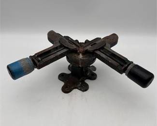 Lot 0576: American Vintage Double-Jaw Swivel Bench Vise, Cast Iron (photo 3)