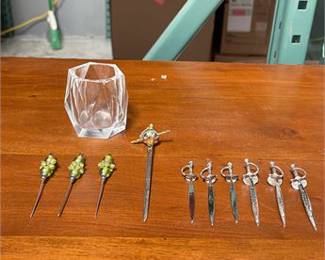 Lot 10016: Vintage Cocktail Pick Set with Glass Holder, 11 Pcs (photo 4)