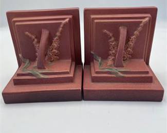 Lot 558: Roseville Pottery Foxglove Pattern Bookends, Pair (photo 5)
