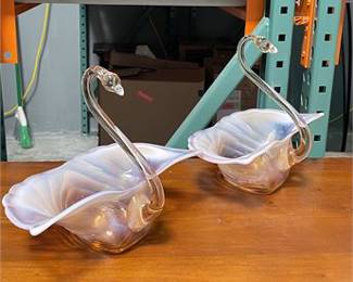 Lot 10014: Pair of Opalescent Art Glass Leaf Bowls with Handles (photo 6)