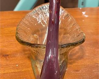 Lot 10008: Amber and Amethyst Arklahoma Art Glass Swan-Form Bowl (photo 4)