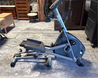 Lot 0529: Nautilus E614 Rear-Drive Elliptical Trainer With LCD Console (photo 5)