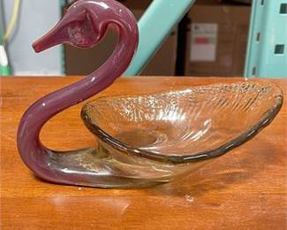 Lot 10008: Amber and Amethyst Arklahoma Art Glass Swan-Form Bowl (photo 3)