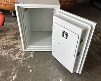 Lot 10071: Brinks Home Security Steel Digital Safe, Korea (photo 3)