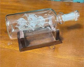 Lot 10049: Glass Spanish Galleon Decanter on Wooden Cradle Stand (photo 3)
