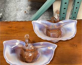 Lot 10014: Pair of Opalescent Art Glass Leaf Bowls with Handles (photo 7)