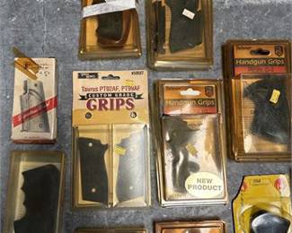 Lot 0750: Pachmayr & Lightning Grips Mixed Lot, Pistol/Revolver (photo 4)