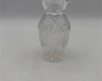 Lot 0677: Cut Glass Bud Vase, Frosted Fan & Leaf Pattern (photo 2)