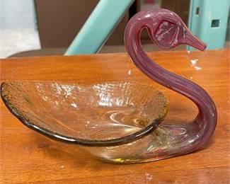 Lot 10008: Amber and Amethyst Arklahoma Art Glass Swan-Form Bowl (photo 8)