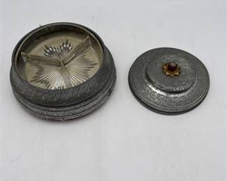 Lot 0593: Covered Metal Vanity Box With Pressed-Glass Liner and Finial (photo 4)