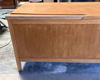 Lot 0660: Mid-Century Oak Double Pedestal Kneehole Office Desk (photo 4)