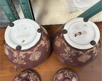 Lot 10068: Pair Chinese Maroon & Gilt Porcelain Lidded Ginger Jars (photo 3)