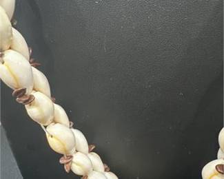 Lot 492: Cowrie Shell Lei Necklace, Continuous Loop (photo 3)
