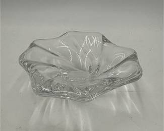 Lot 0726: Colorless Glass Freeform Swirl Bowl, 6 Inches (photo 3)