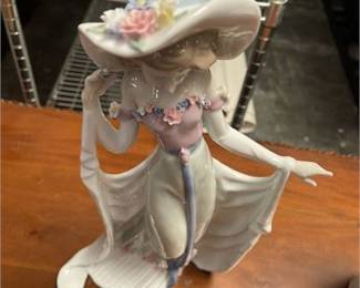 Lot 0553: Capodimonte-Style Chinese Porcelain Figurine, 14.5"H (photo 5)