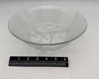 Lot 0357: Pressed Glass Bowl, Frosted Peacock-Feather Pattern (photo 3)