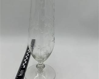 Lot 0821: Etched Glass Footed Bud Vase, Floral Motif (photo 6)
