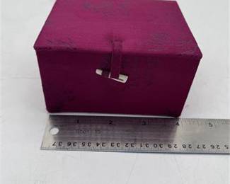 Lot 836: Magenta Silk Brocade Hinged Box with Gold Satin Lining (photo 4)