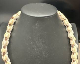 Lot 492: Cowrie Shell Lei Necklace, Continuous Loop (photo 2)