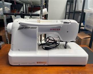 Lot 963: Singer Futura XL-550 Computerized Sewing Machine (photo 2)