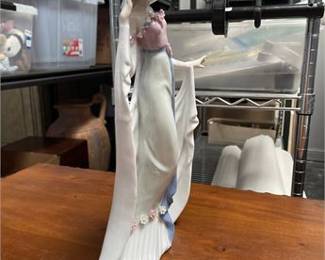 Lot 0553: Capodimonte-Style Chinese Porcelain Figurine, 14.5"H (photo 2)