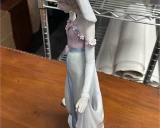 Lot 0553: Capodimonte-Style Chinese Porcelain Figurine, 14.5"H (photo 4)