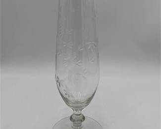 Lot 0821: Etched Glass Footed Bud Vase, Floral Motif (photo 5)