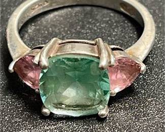Lot 824: Avon Sterling Silver Three-Stone Ring, Green & Pink (photo 4)