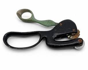Lot 0306: Florian "The Perfect Pinker" Rotary Pinking Tool — current bid $5