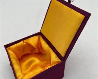 Lot 836: Magenta Silk Brocade Hinged Box with Gold Satin Lining (photo 3)