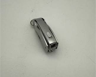 Lot 0420: Folding Keychain Multi-Tool with Blade and LED Light (photo 3)