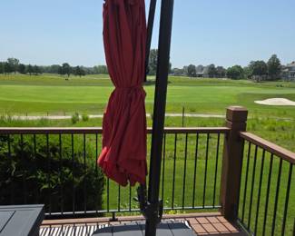 Free-standing outdoor umbrella