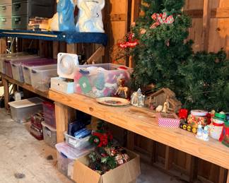Garage, Holiday decorations