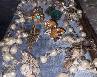 shell, Pearl & crystal necklace, clip on earrings