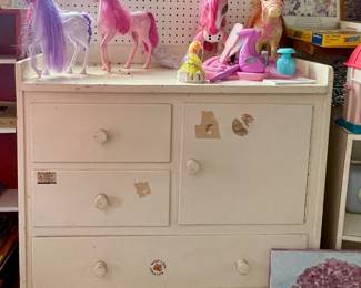 VINTAGE CHANGING TABLE/DRESSER