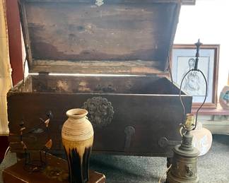 ANTIQUE WOOD CHEST ON LEGS, OLD BRASS LAMP