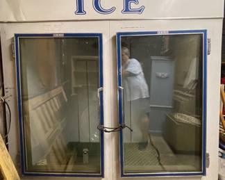 COMMERCIAL ICE COOLER