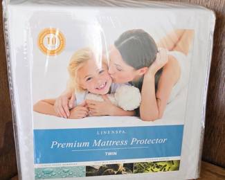 Lot #25 - Linenspa Premium Twin Mattress Protector - Waterproof, Allergen Barrier, Breathable