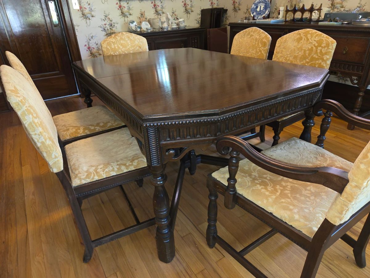 Grand Rapids Dining table/6 chairs/4 leaves