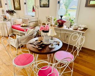 SMALL TABLE WITH 4 CHAIRS