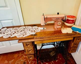 SEWING MACHINE, HAS SEARS ELECTRIC